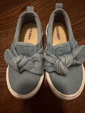 Old Navy Light Blue Knot Slip-On Sneakers for toddlers
